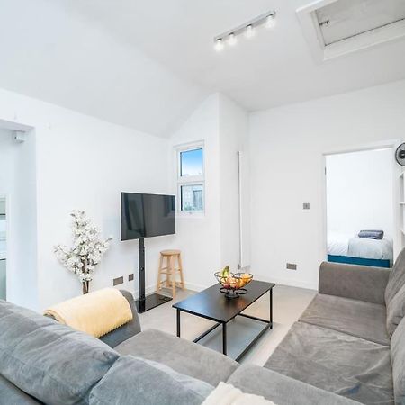 New 3Bed Stylish Apartment With Amazing Transport London Kültér fotó