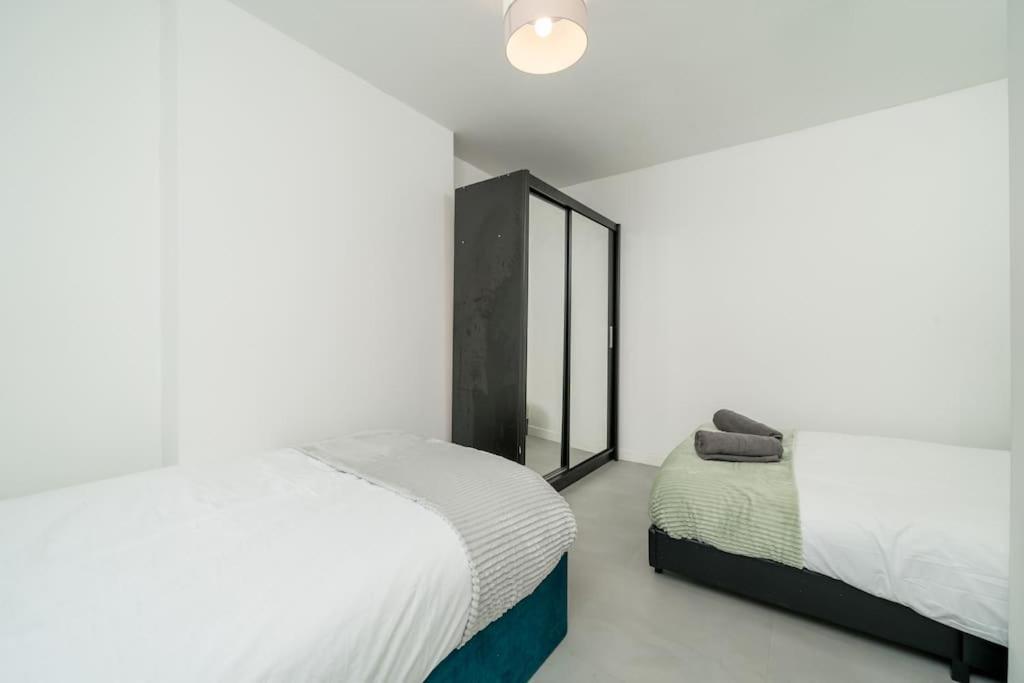 New 3Bed Stylish Apartment With Amazing Transport London Kültér fotó