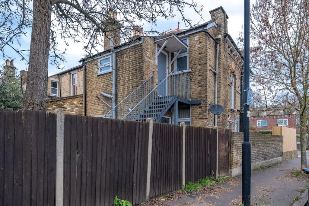 New 3Bed Stylish Apartment With Amazing Transport London Kültér fotó