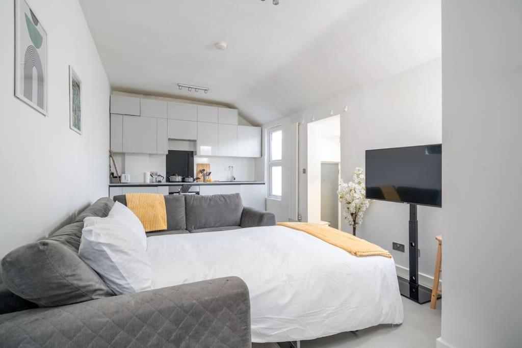 New 3Bed Stylish Apartment With Amazing Transport London Kültér fotó