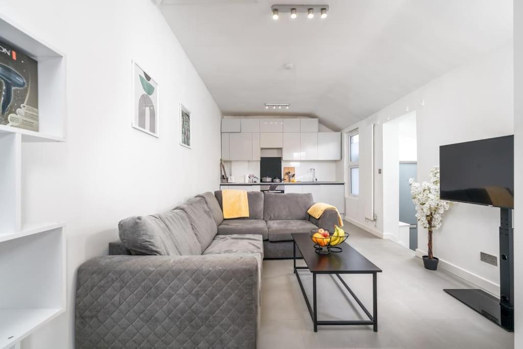New 3Bed Stylish Apartment With Amazing Transport London Kültér fotó