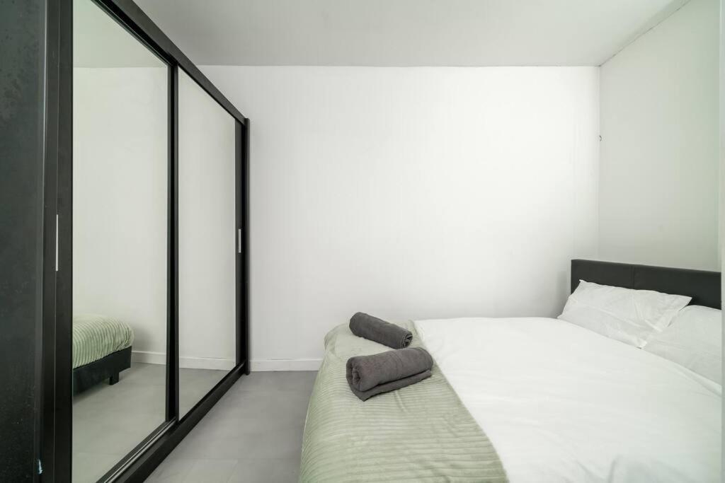New 3Bed Stylish Apartment With Amazing Transport London Kültér fotó
