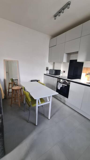 New 3Bed Stylish Apartment With Amazing Transport London Kültér fotó